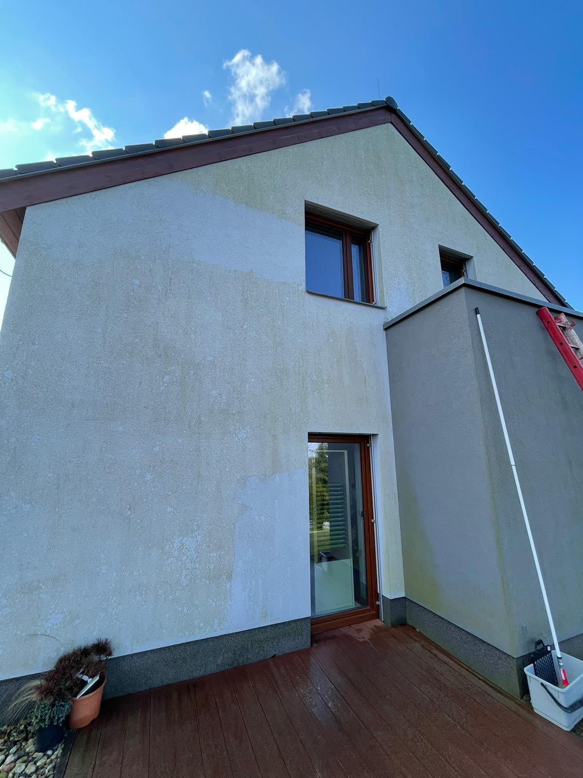 Fasáda rodinného domu před čištěním