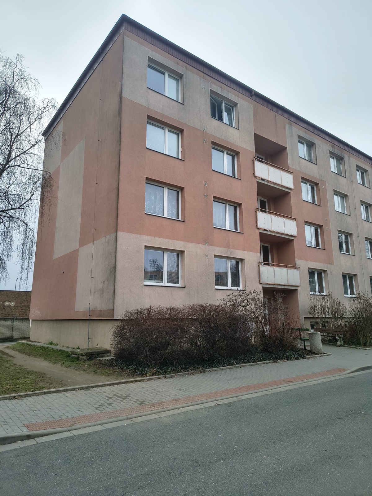 Fasáda bytového domu před čištěním
