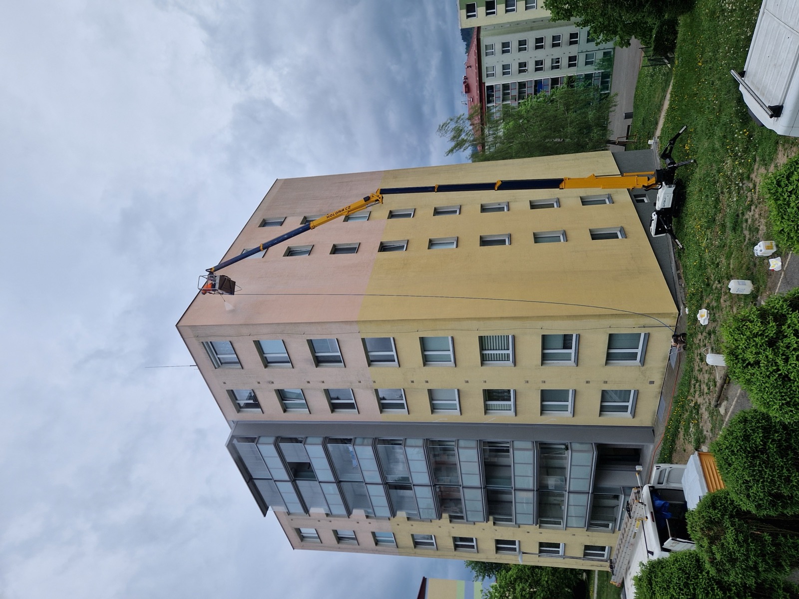Fasáda v půlce čištění, viditelný rozdíl